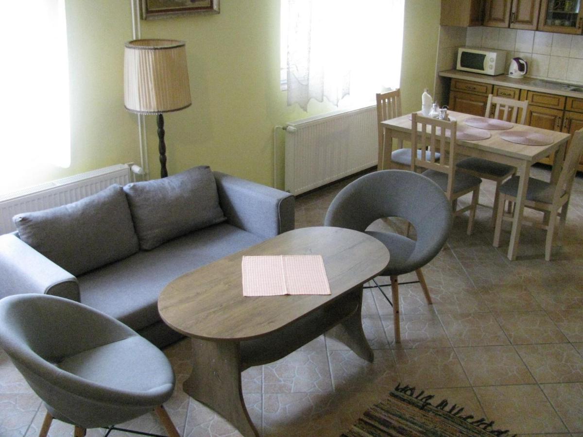 קרלובי וארי Modern Apartment In Carlsbad With Garden מראה חיצוני תמונה